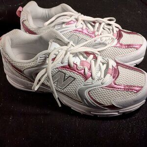 New Balance sneakers, wite pink trim womens size 8